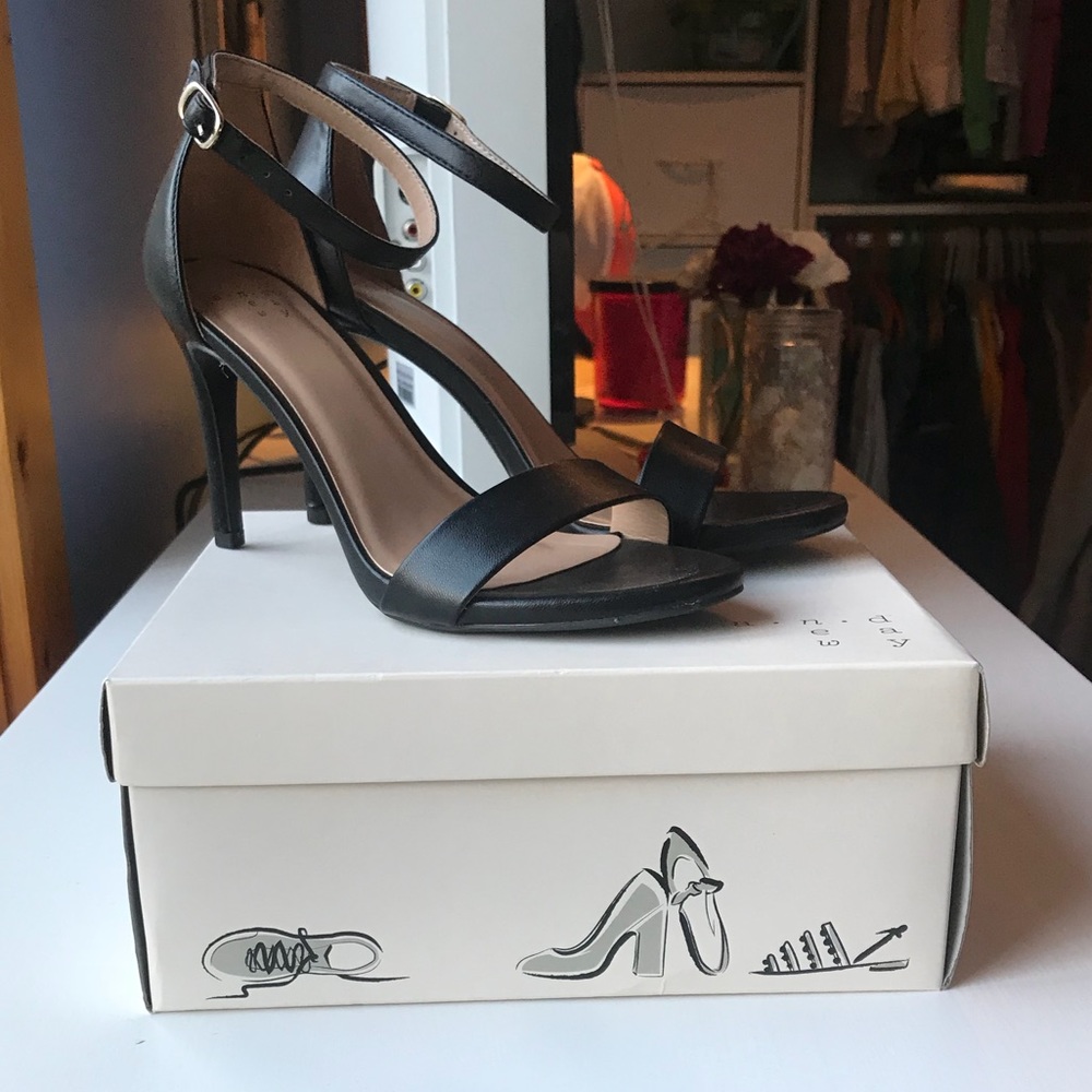 NWOT Black heels